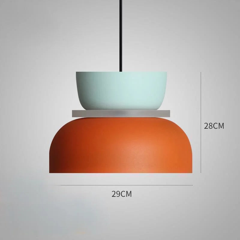 Pastellfarget pendellampe som et fokuspunkt i et moderne, minimalistisk hjem