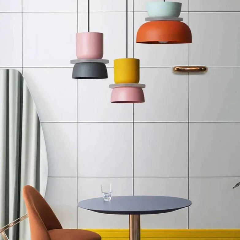 Nærbilde av en pastellfarget pendellampe, viser matt overflate og enkel design