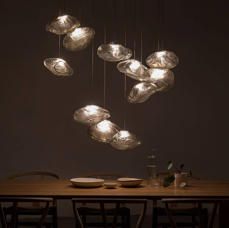 "Minimalistisk pendel med håndlaget blåst glassboble, elegant design i klar farge for moderne interiør."