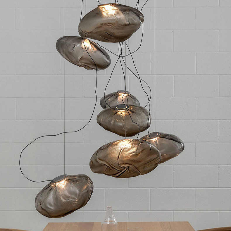 "Minimalistisk pendel med håndlaget blåst glassboble, elegant design i klar farge for moderne interiør."