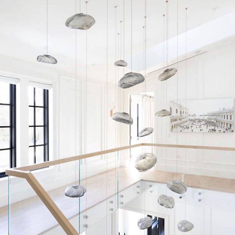"Minimalistisk pendel med håndlaget blåst glassboble, elegant design i klar farge for moderne interiør."