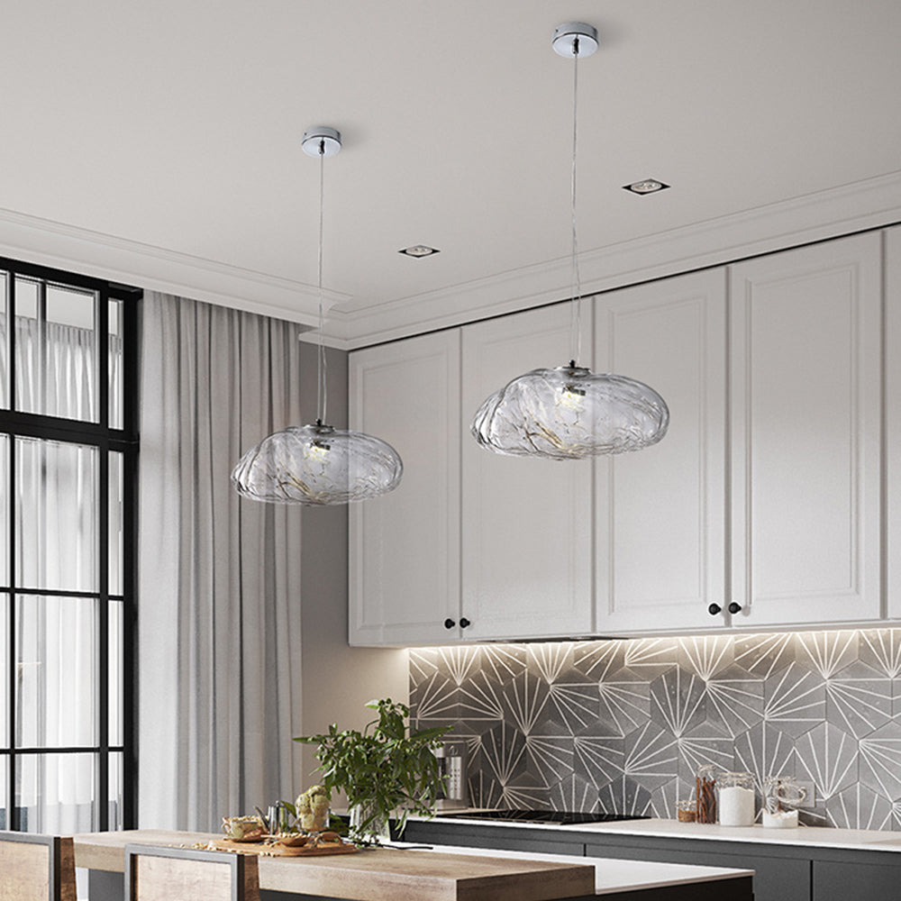 "Minimalistisk pendel med håndlaget blåst glassboble, elegant design i klar farge for moderne interiør."