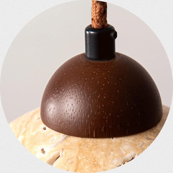 "Minimalistisk pendellampe av naturmarmor, elegant design, unike marmorårer, perfekt for moderne interiør."