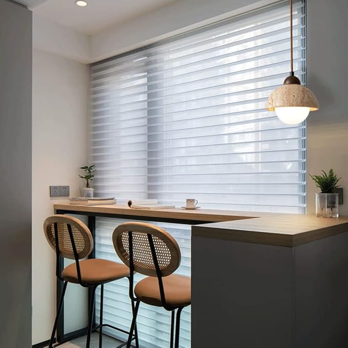 "Minimalistisk pendellampe av naturmarmor, elegant design, unike marmorårer, perfekt for moderne interiør."