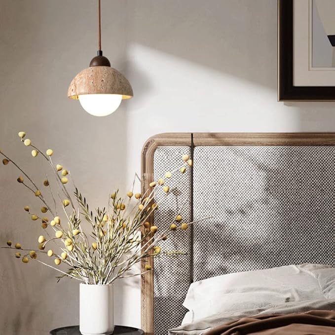 "Minimalistisk pendellampe av naturmarmor, elegant design, unike marmorårer, perfekt for moderne interiør."