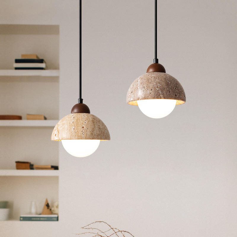 "Minimalistisk pendellampe av naturmarmor, elegant design, unike marmorårer, perfekt for moderne interiør."