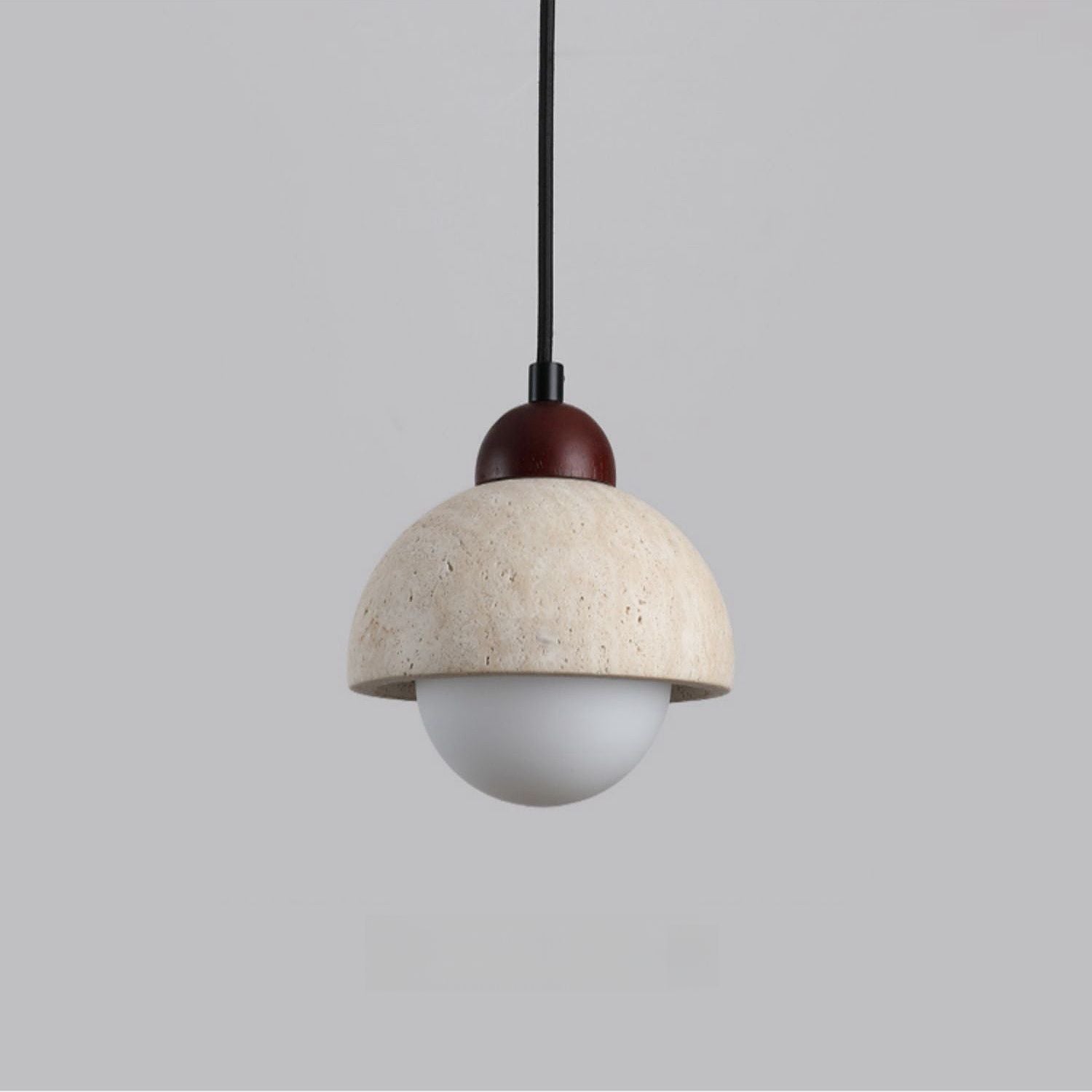 "Minimalistisk pendellampe av naturmarmor, elegant design, unike marmorårer, perfekt for moderne interiør."