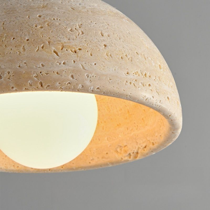 "Minimalistisk pendellampe av naturmarmor, elegant design, unike marmorårer, perfekt for moderne interiør."