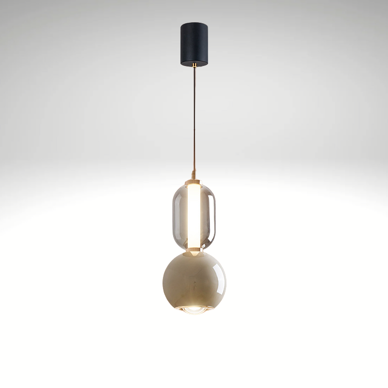 "Minimalistisk pendellampe i jern og glass, stilrent design, perfekt for soverom, spisestue eller gang."