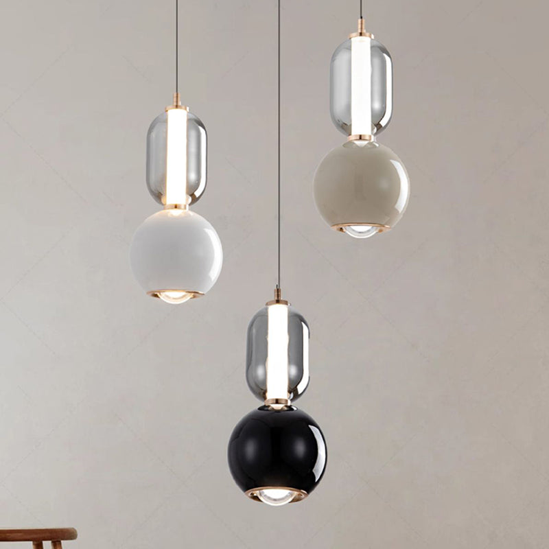 "Minimalistisk pendellampe i jern og glass, stilrent design, perfekt for soverom, spisestue eller gang."