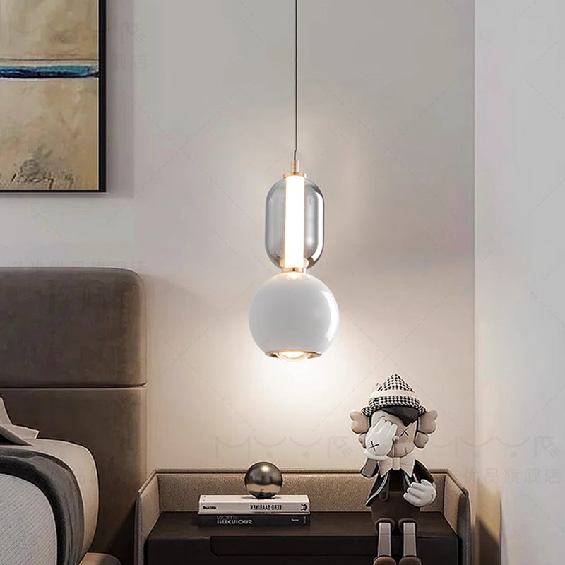 "Minimalistisk pendellampe i jern og glass, stilrent design, perfekt for soverom, spisestue eller gang."