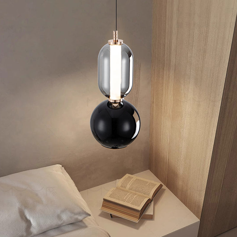 "Minimalistisk pendellampe i jern og glass, stilrent design, perfekt for soverom, spisestue eller gang."