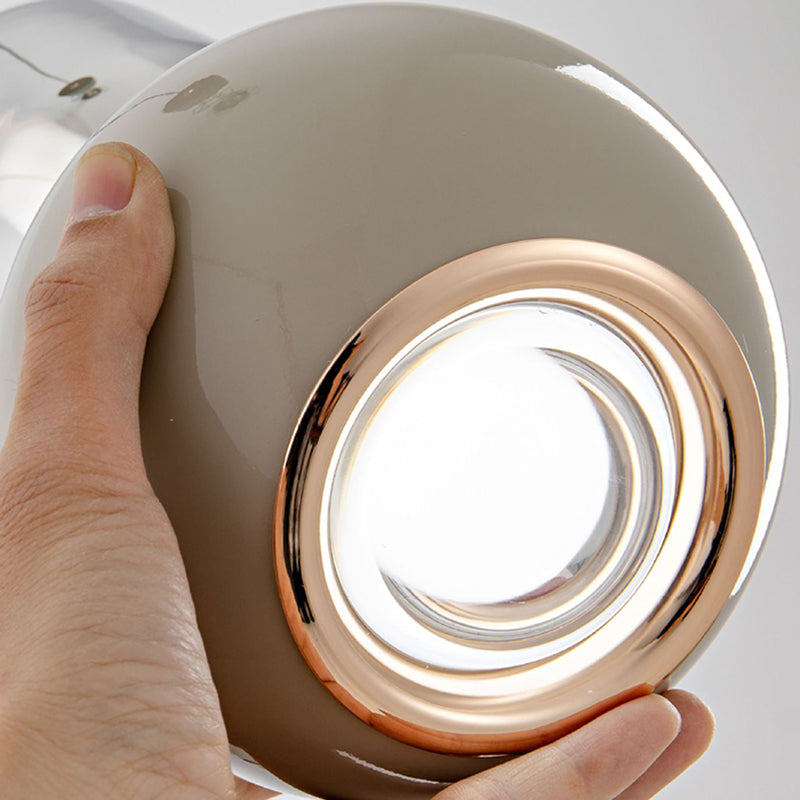 "Minimalistisk pendellampe i jern og glass, stilrent design, perfekt for soverom, spisestue eller gang."