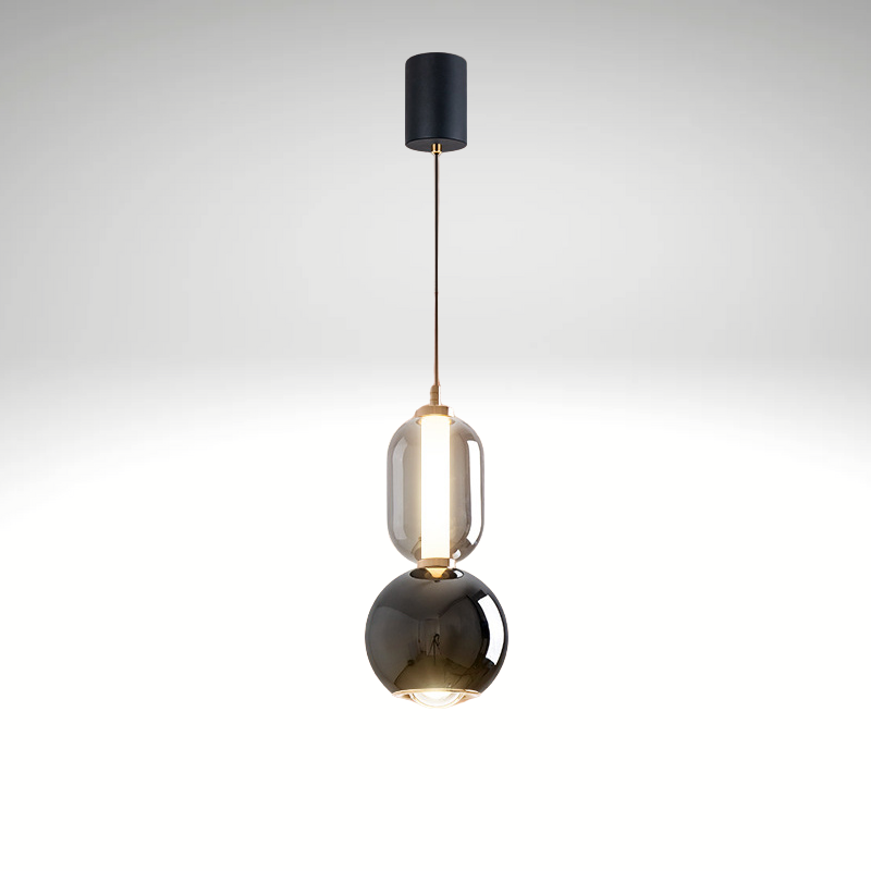 "Minimalistisk pendellampe i jern og glass, stilrent design, perfekt for soverom, spisestue eller gang."
