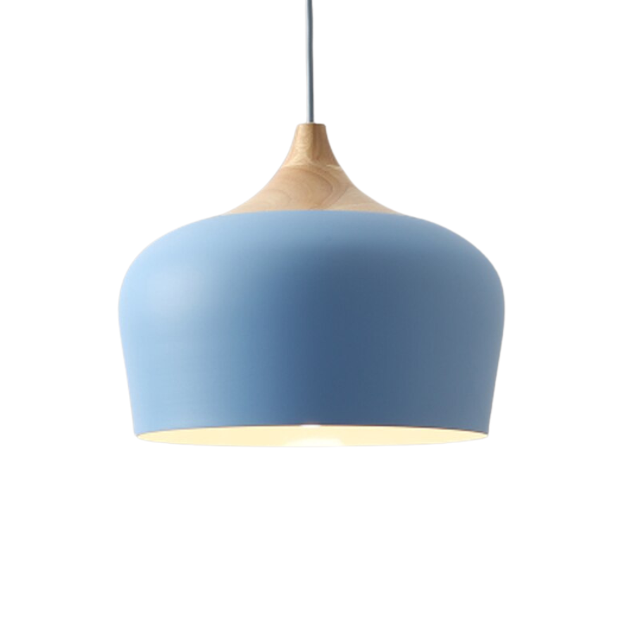 Romslig stue med minimalistisk pendellampe i pastell som fokuspunkt for belysning.