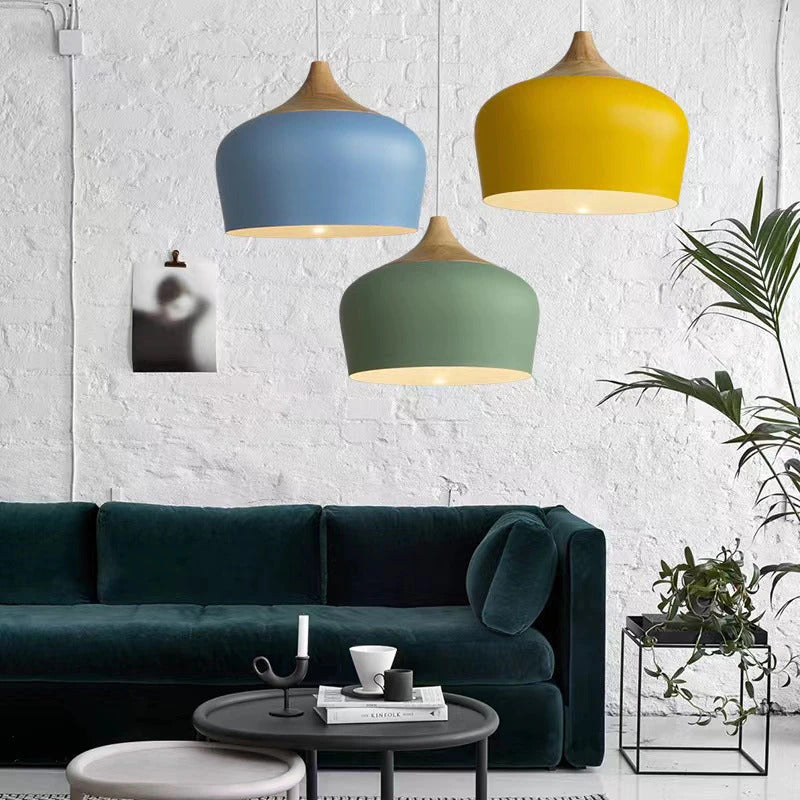 Enkel, stilren pendellampe i pastell, fremhever interiørbelysning med sitt unike design.