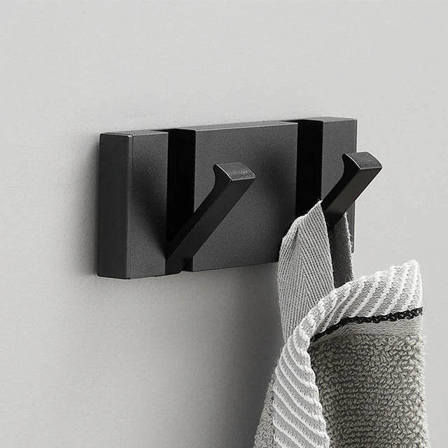 Slitesterk veggkrok i rustfritt stål. Sammenleggbar og minimalistisk design for langvarig og plassbesparende bruk.