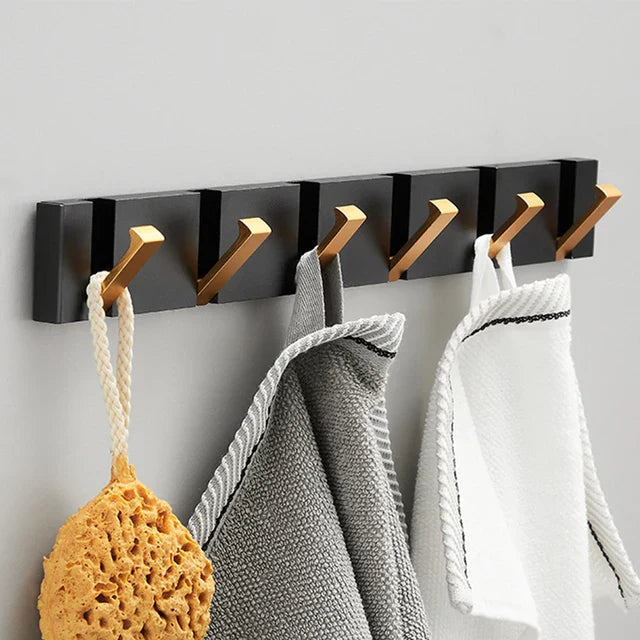 Enkeltstående minimalistisk veggkrok i rustfritt stål. Sammenleggbar for smart og diskret hjemmeorganisering.