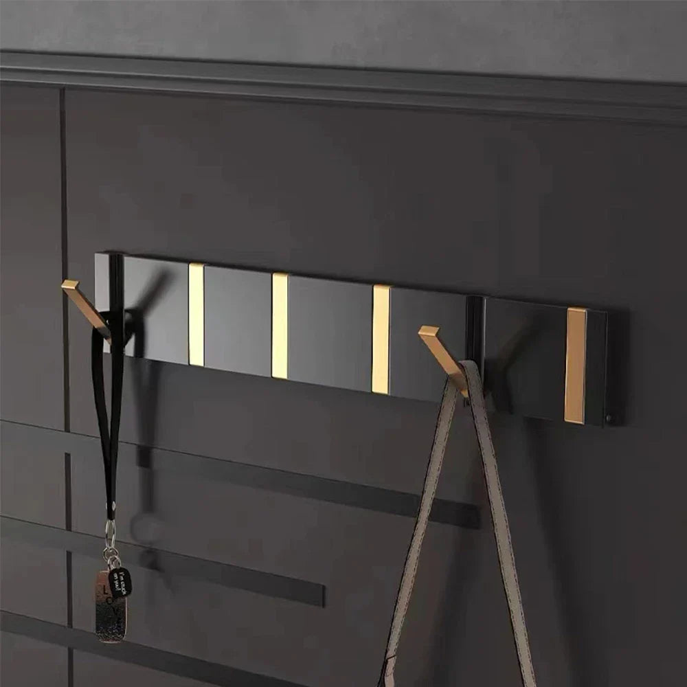Elegant og plassbesparende veggkrok. Minimalistisk design som diskret felles inn når den ikke er i bruk.