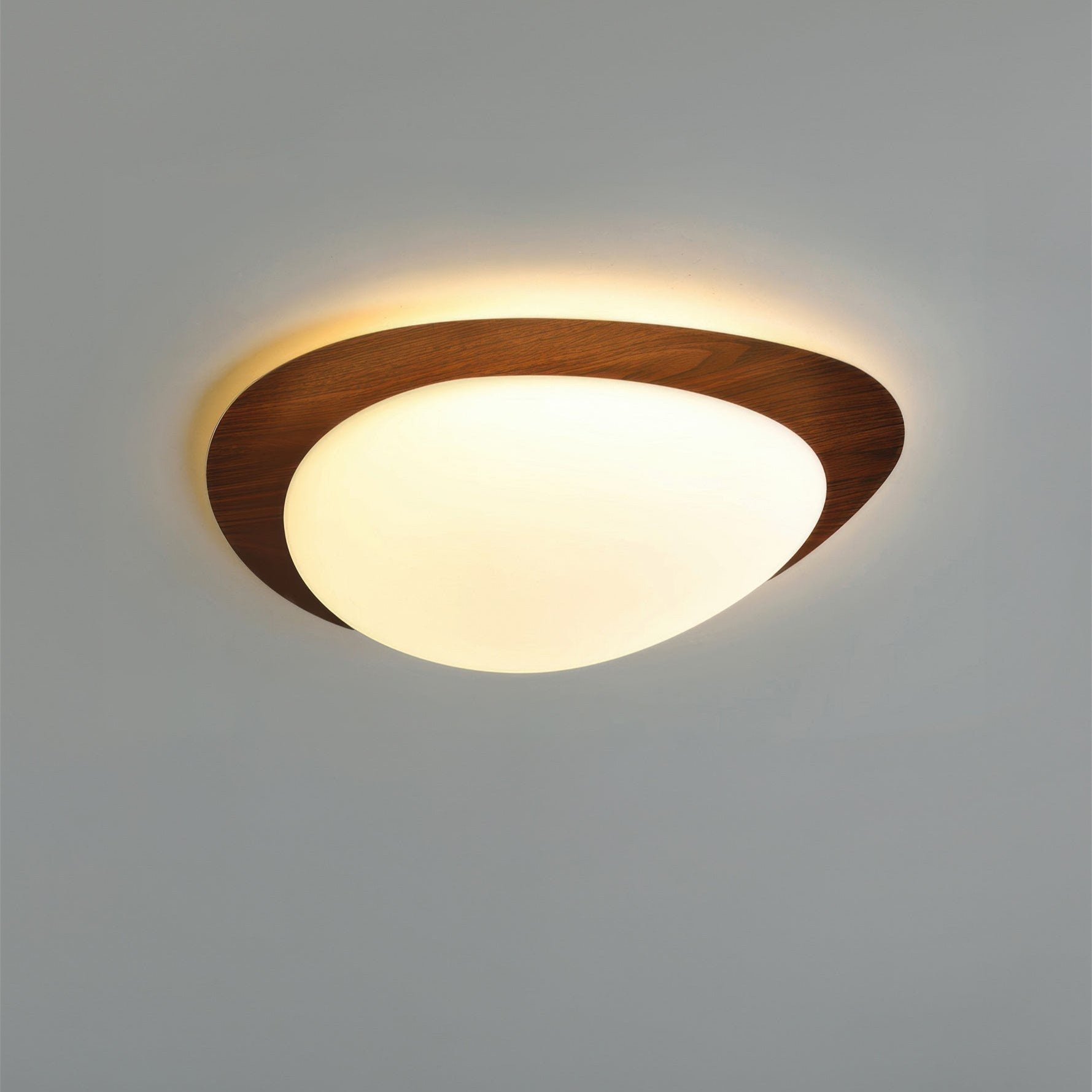 Minimalistisk skandinavisk taklampe med trekornfinish og LED-lys, perfekt for moderne og klassisk interiør.