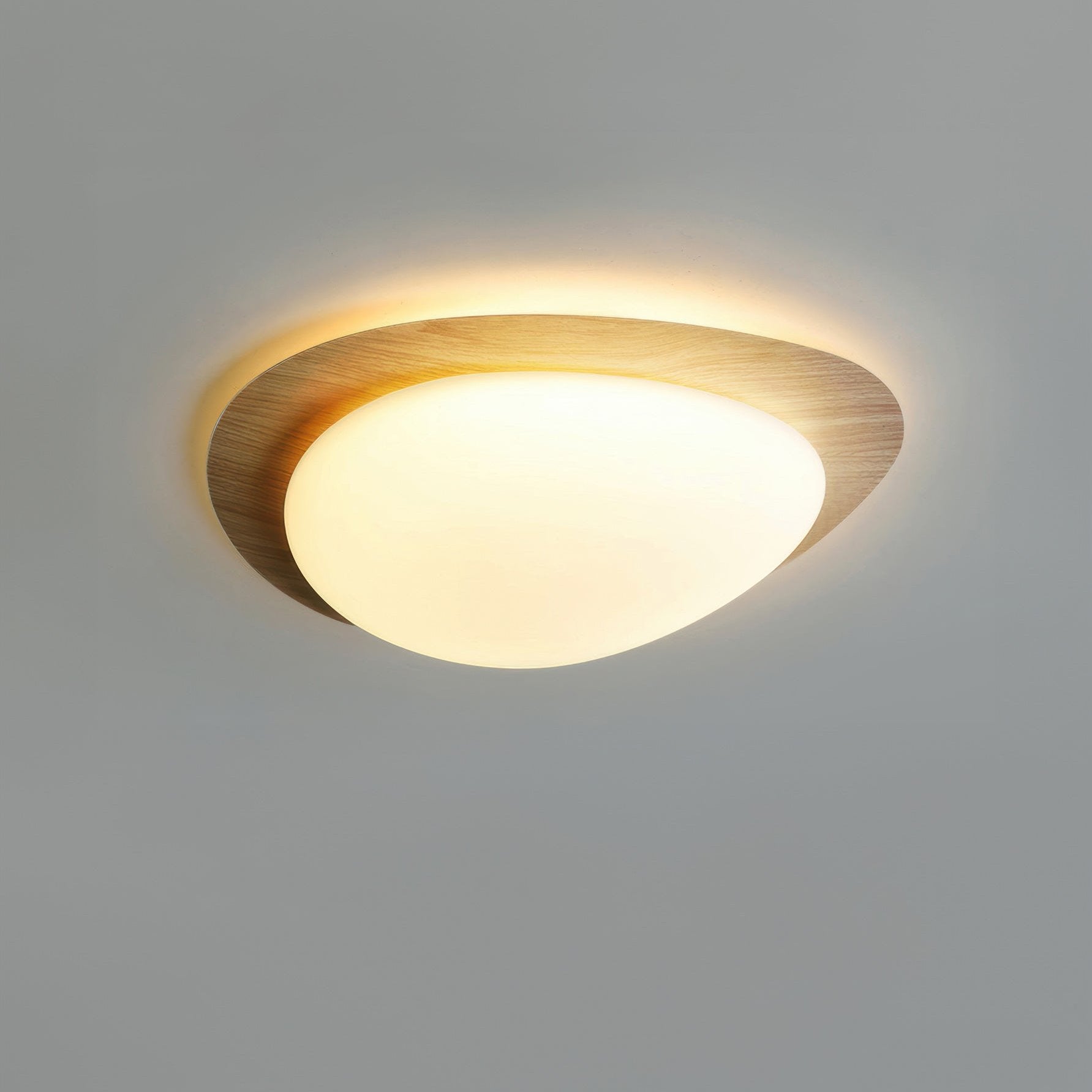 Minimalistisk skandinavisk taklampe med trekornfinish og LED-lys, perfekt for moderne og klassisk interiør.