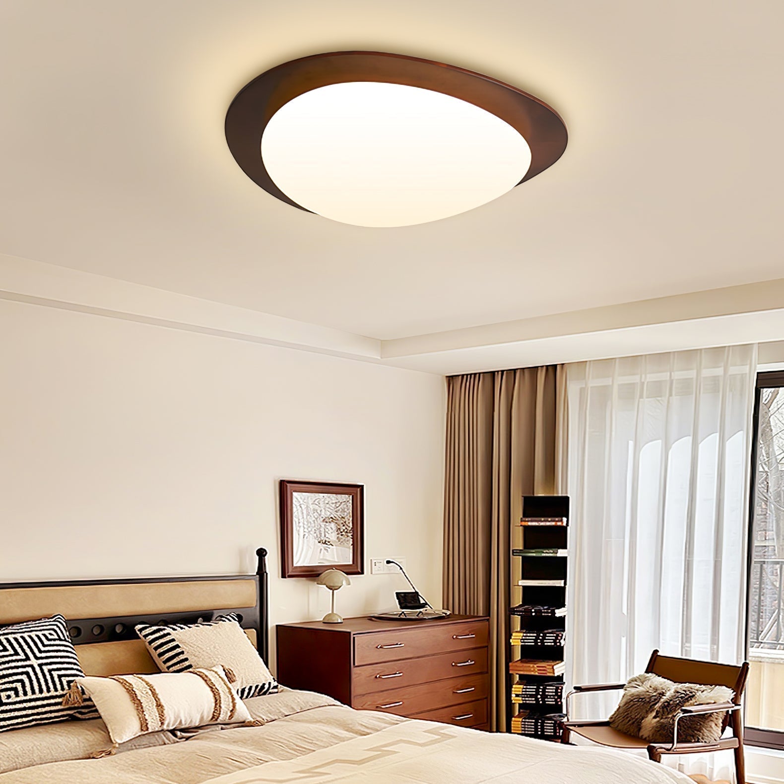 Minimalistisk skandinavisk taklampe med trekornfinish og LED-lys, perfekt for moderne og klassisk interiør.