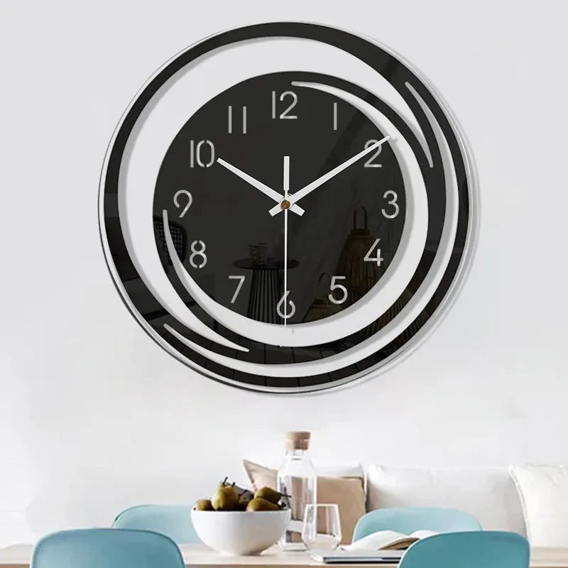 Stilren, svart veggklokke med minimalistisk og moderne uttrykk. Stille klokke for et elegant interiør i alle rom.