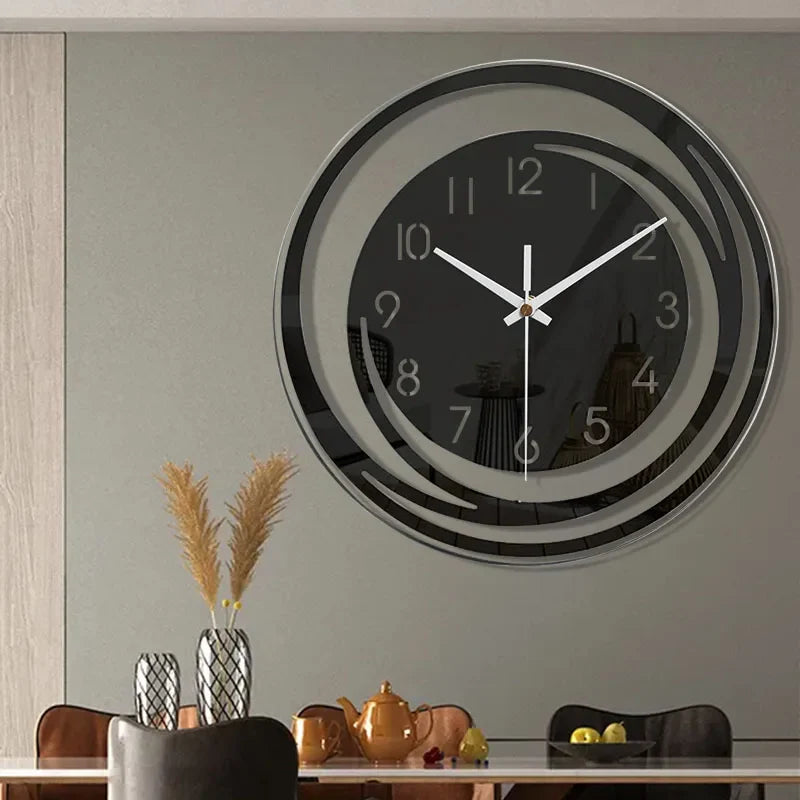 Moderne svart veggklokke. Minimalistisk, elegant og stillegående design. Ideell for dekorasjon i stue eller soverom.