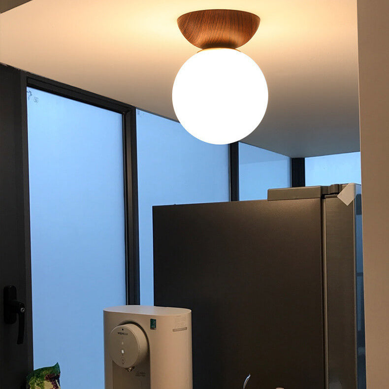 Moderne taklampe med energieffektivt, justerbart LED lys i minimalistisk japansk design.
