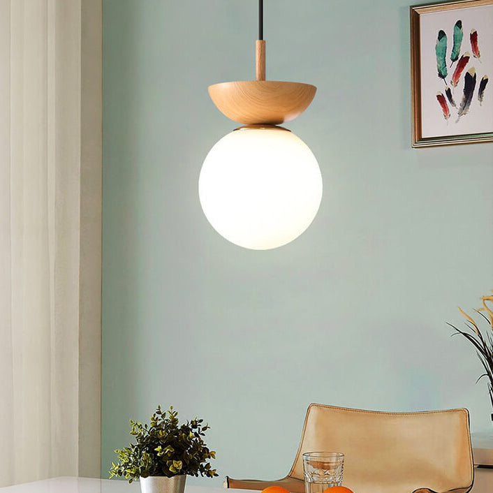 Taklampe i minimalistisk japansk stil med justerbar LED lys for stemningsfull belysning.