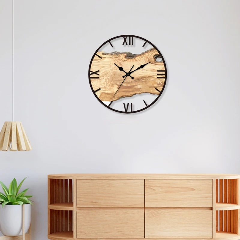Nærbilde av en gjennomsiktig veggklokke med tydelige tall og detaljer, perfekt for minimalistisk stuedekor.