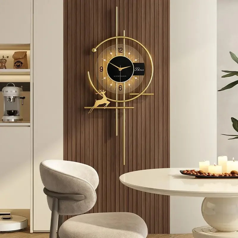 Elegant veggur i metall med tallmarkeringer, perfekt for moderne stuedekorasjon