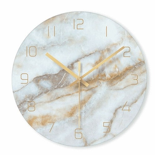 Rund veggur med elegant marmoreffekt design, en moderne og dekorativ detalj for kontordekor.