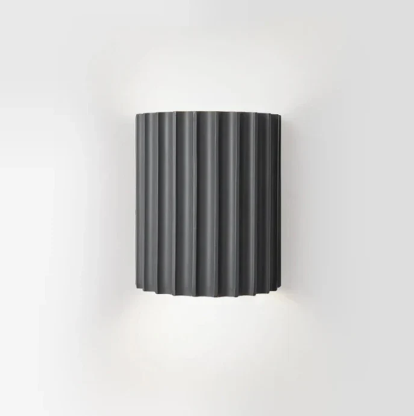 Moderne minimalistisk vegglampe i oransje, veggmontert, ideell for fargerik belysning