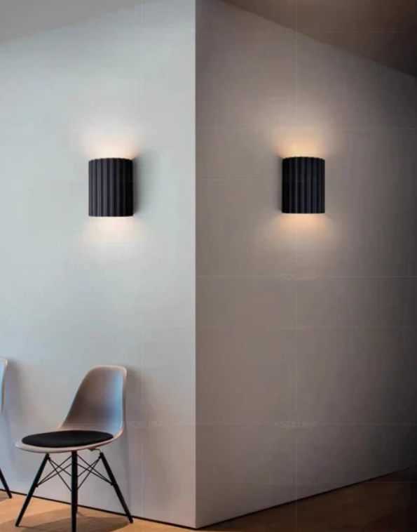 Grønn minimalistisk vegglampe, rund form, gir mykt lys, perfekt for moderne innredning