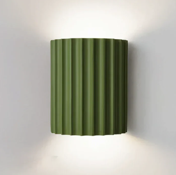 Minimalistisk vegglampe i grå harpiks, enkel og moderne, tidløs dekorativ belysning