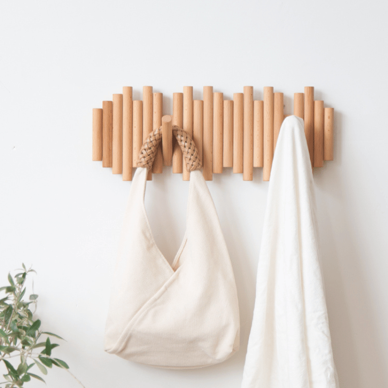 Skandinavisk design klesstativ i tre, veggmontert, perfekt for en ryddig garderobe.