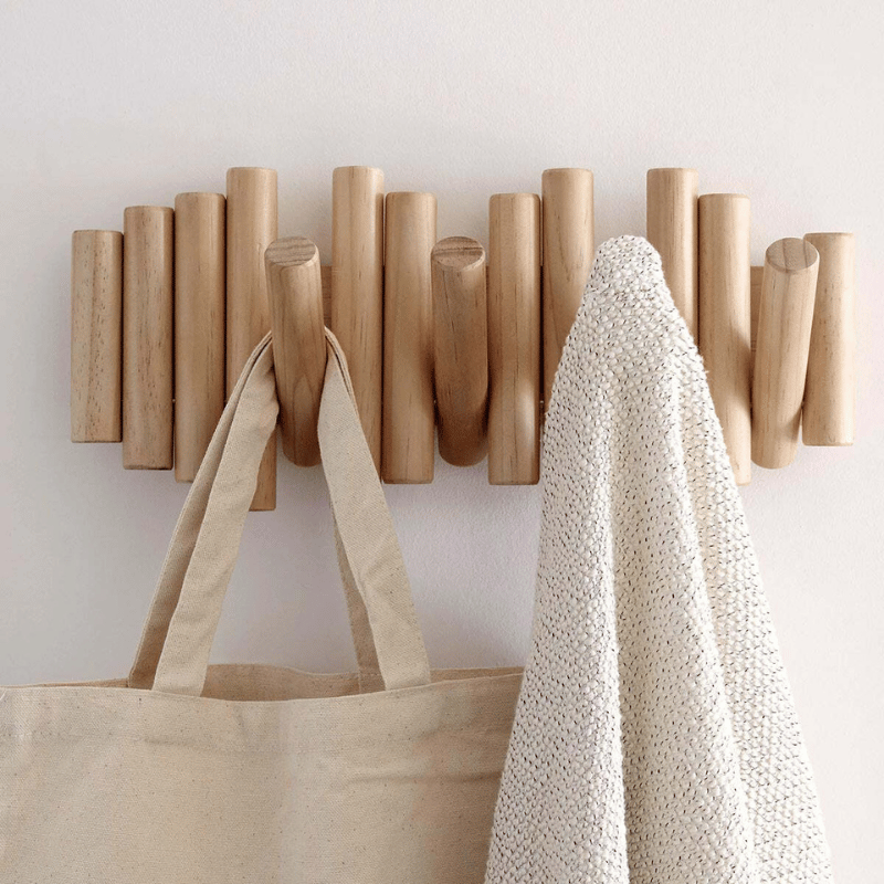 Elegant vegghengt klesstativ i naturlig tre, ideelt for minimalistisk hjemmeinnredning.