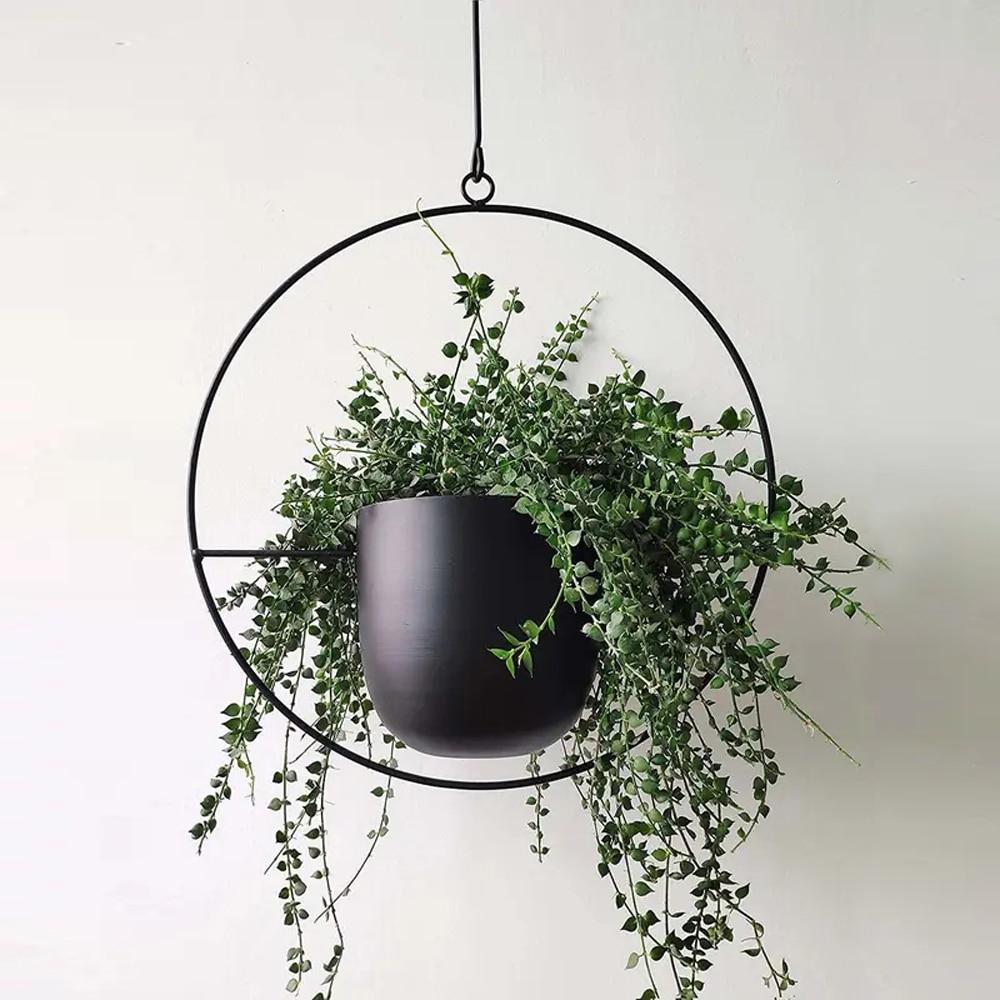 Elegant sort jern planteholder for vegg, gir et løft til interiørdesign og fremhever planter i moderne hjem.