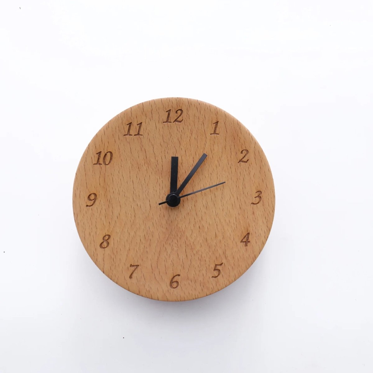 Elegant minimalistisk vekkerklokke i massivt bøketre, diskret design for hjemmekontoret