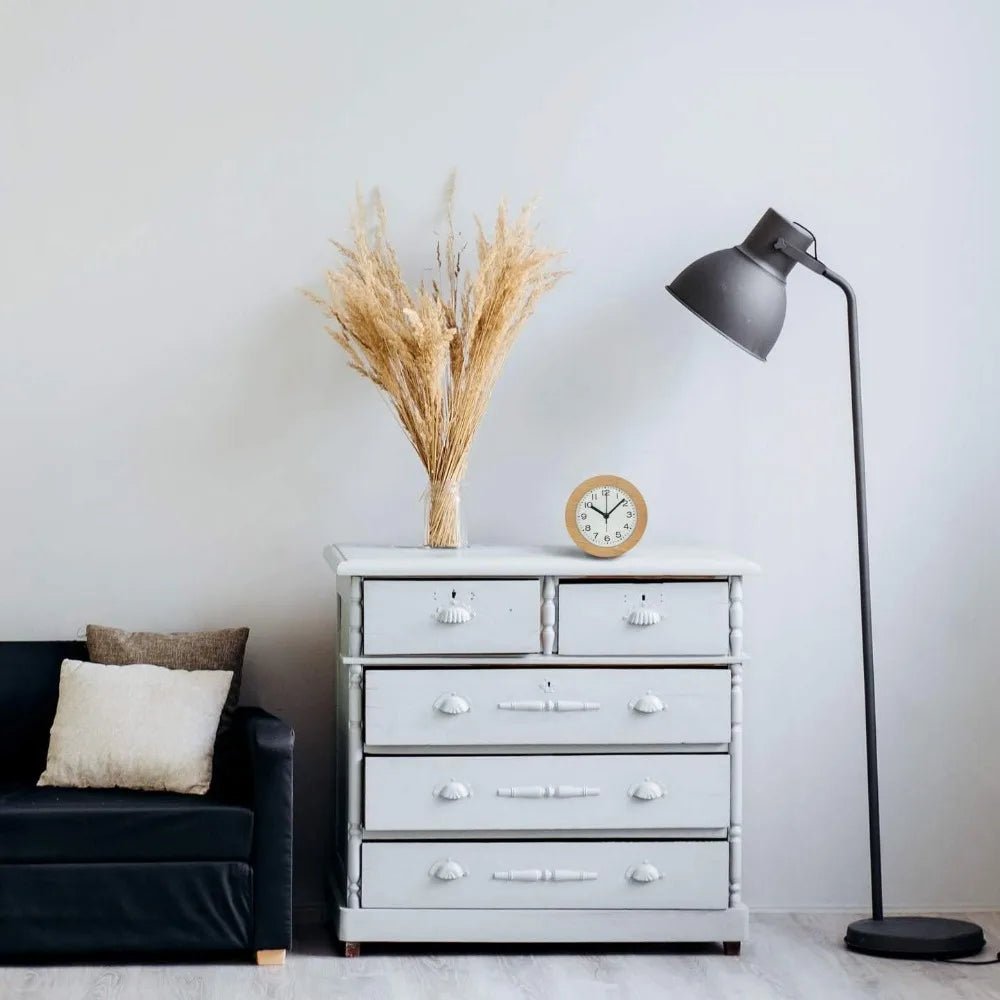 Nærbilde av minimalistisk vekkerklokke i lyst tre, viser tydelig LED-tid. Flott for soverom og interiør.