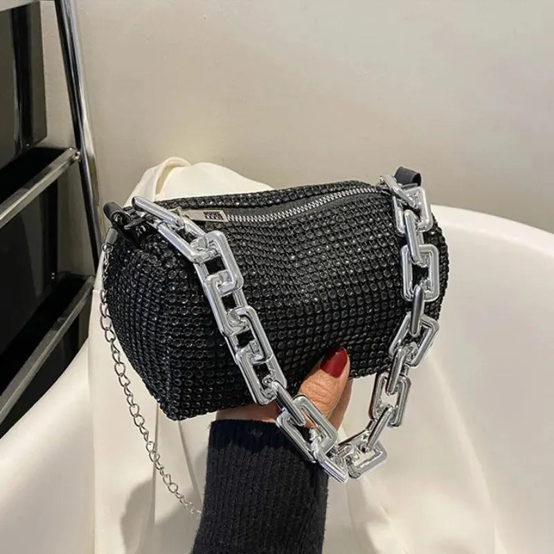 Detaljert bilde av rhinestone-miniveske, viser glitrende overflate og solid lukning