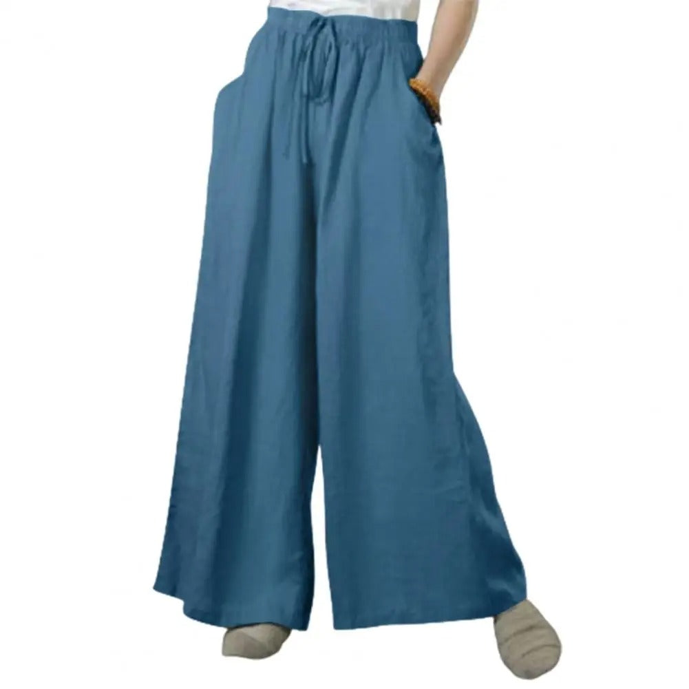 Nærbilde av stoffet på komfortable vide damebukser, viser myk tekstur for optimal hverdagskomfort.