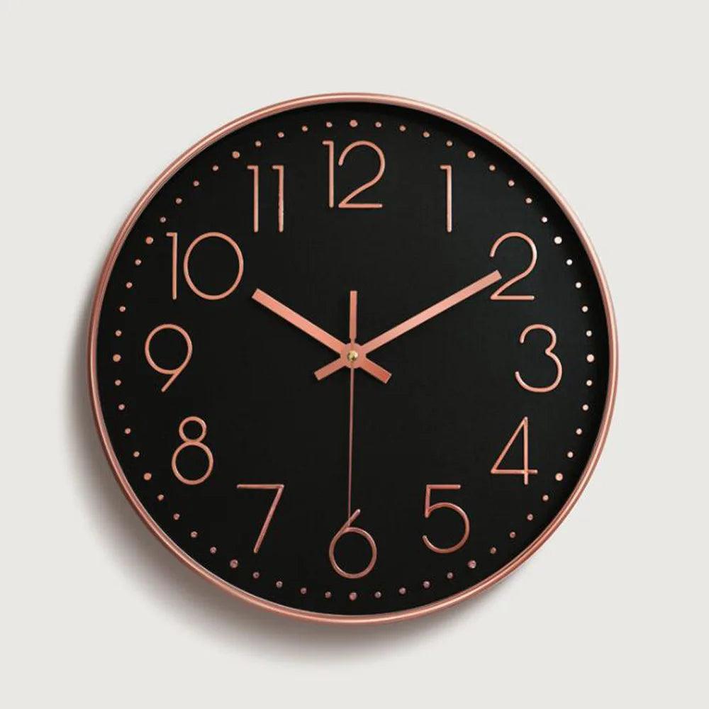 Lydløs veggklokke, 30cm, sett på en hvit vegg, fremhever det rene minimalistiske designet.