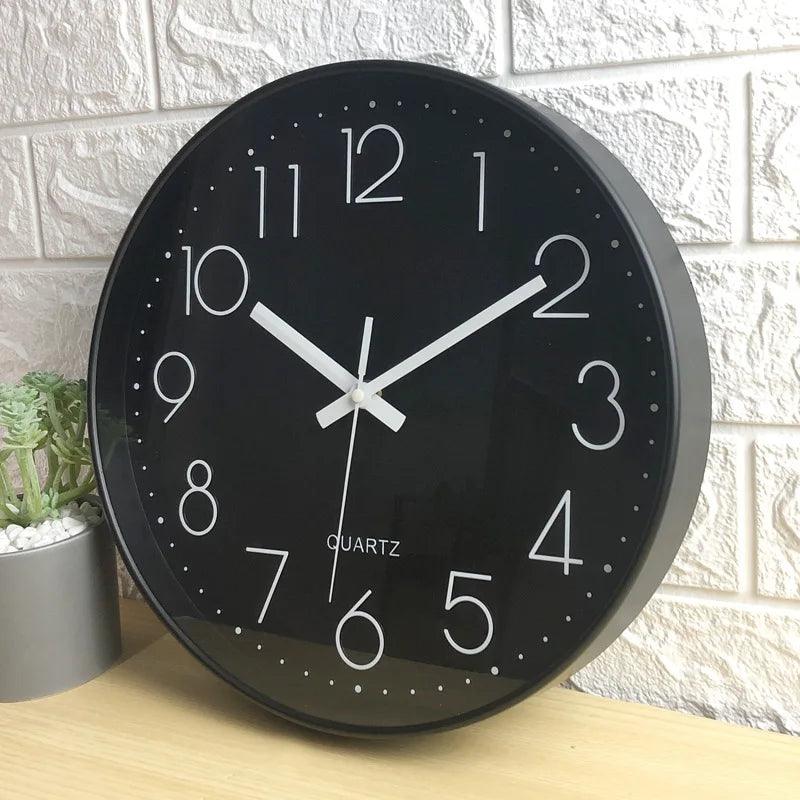 Detalj av den stille kvartsbevegelsen i en 30cm veggklokke for nøyaktig tidtaking.