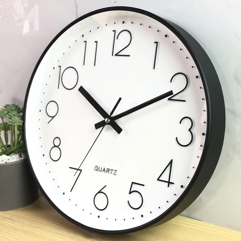 Sammenligning av den 30cm lydløse veggklokken med andre hjemmedekor-elementer.