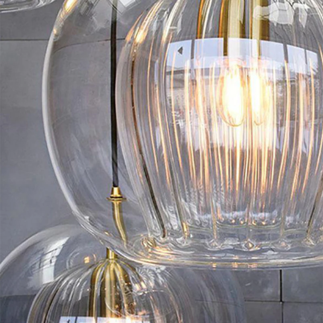 Aurora Sphere pendellampe, perfekt for spisestue. Moderne LED taklampe med sfærisk design som gir varmhvitt lys.