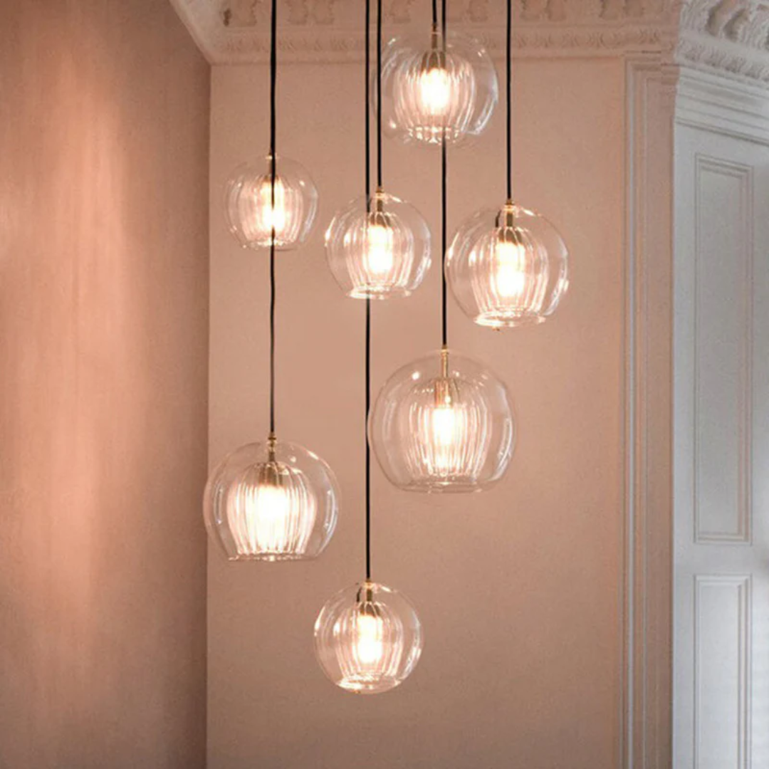 Iøynefallende Aurora Sphere pendellampe. Moderne sfærisk LED taklampe som gir et eksklusivt preg i ethvert rom.