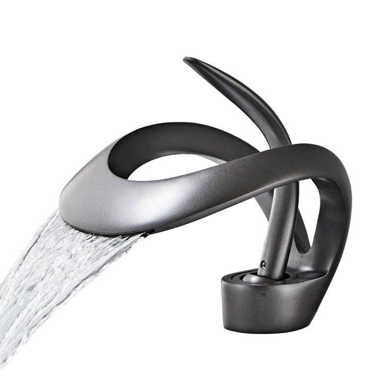 Moderne baderomskran med elegant vannfall design. Enkelthull kran for stilfull baderomsinnredning.