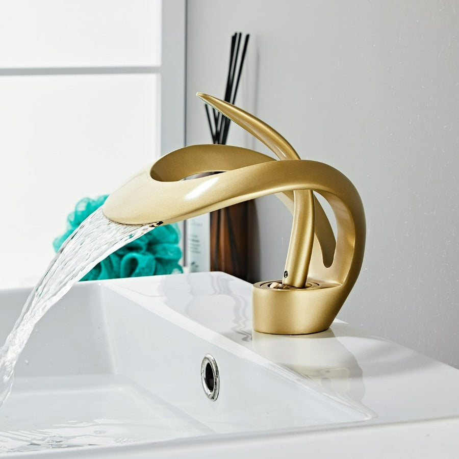 Elegant vannfallskran for baderom i moderne design. Enkelthull baderomskran i grå, gull eller svart finish.